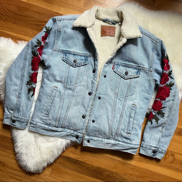 Levi's Jackets & Blazers - ☾ LEVI’S sherpa rose jacket